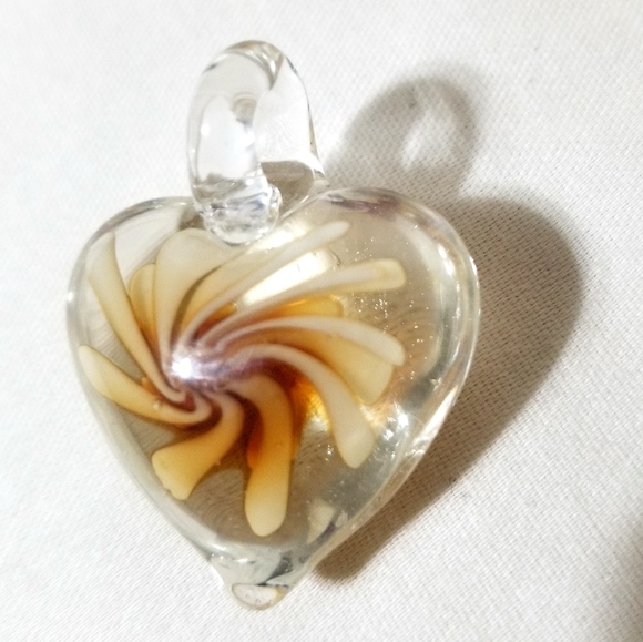 Heart shaped brown & cream swirl pendant - Picture 3 of 3